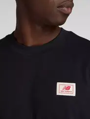 CAMISETA NEW BALANCE WOVEN LABEL